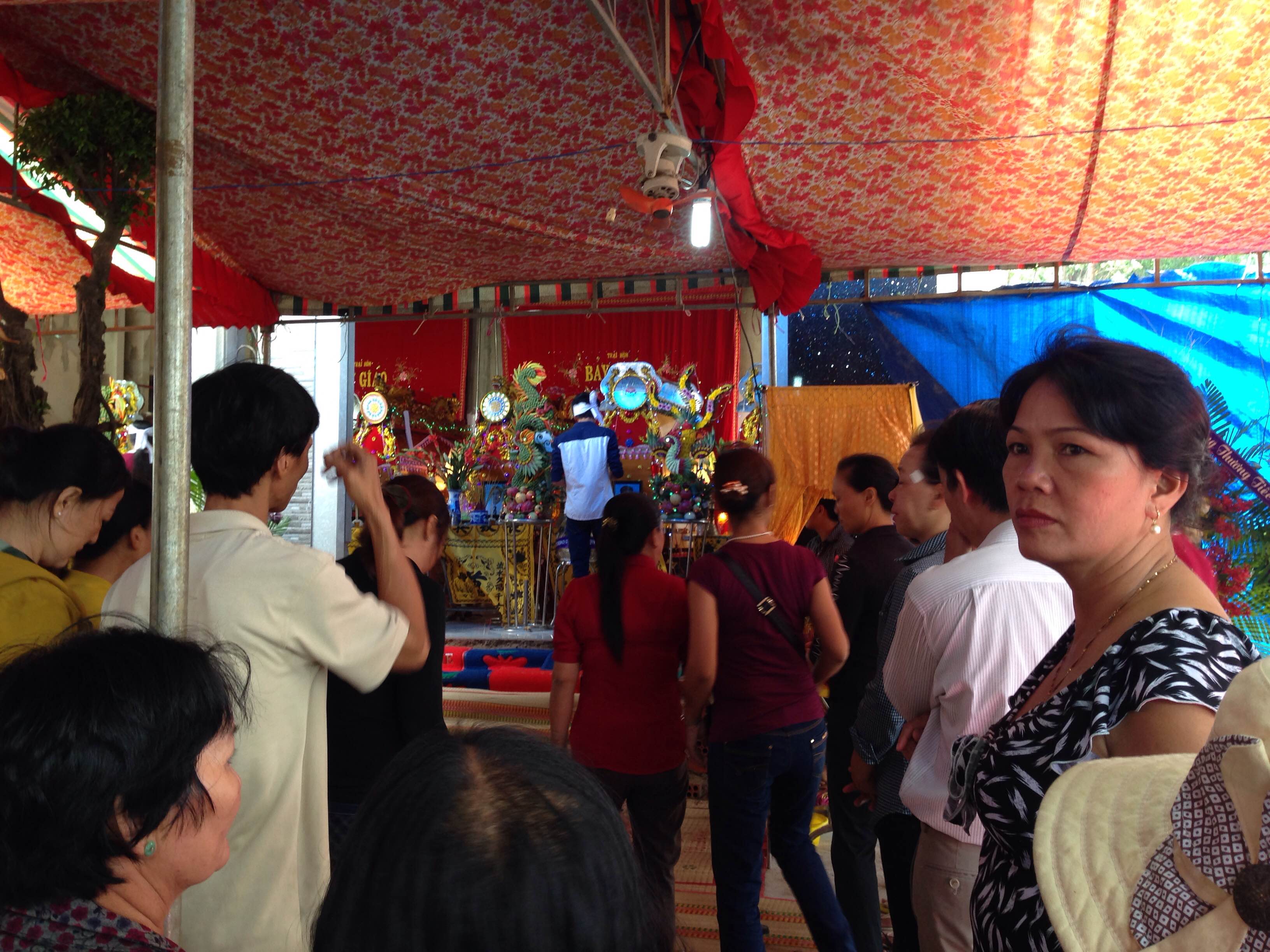 Cảnh tang t&oacute;c bao tr&ugrave;m