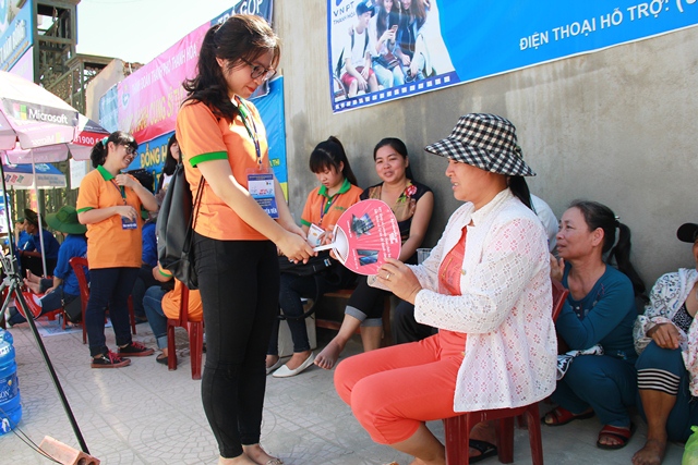 Ngo&agrave;i ra, chương tr&igrave;nh c&ograve;n ph&aacute;t quạt
