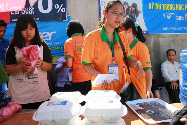 C&aacute;c t&igrave;nh nguyện vi&ecirc;n tự tay nấu v&agrave; ph&aacute;t 2.000 suất cơm cho c&aacute;c sĩ tử v&agrave; phụ huynh tại Thanh H&oacute;a