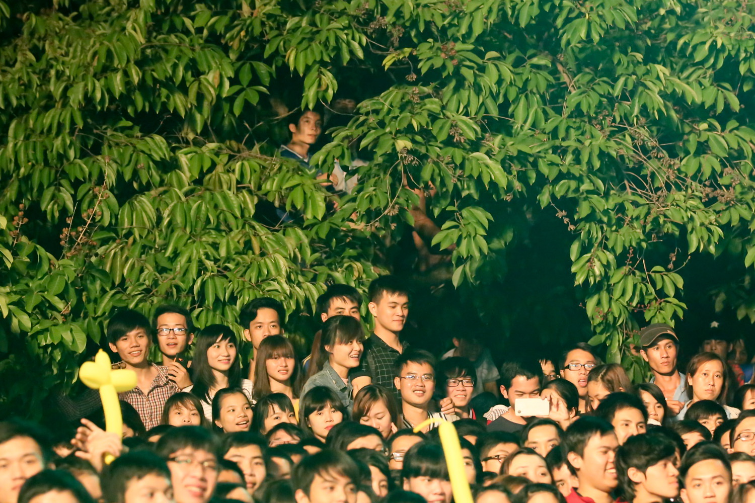 Đông đảo khán giả đứng xem