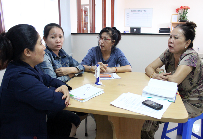 Bạn đọc đến b&aacute;o Người Lao Động nhờ can thiệp v&igrave; bị chủ hụi lừa sạch tiền Ảnh: Trường Ho&agrave;ng