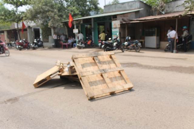 Người d&acirc;n khu vực ng&atilde; tư T&acirc;n Cang bức x&uacute;c ngăn đo&agrave;n xe ben nhưng được ch&iacute;nh quyền địa phương khuy&ecirc;n  giải