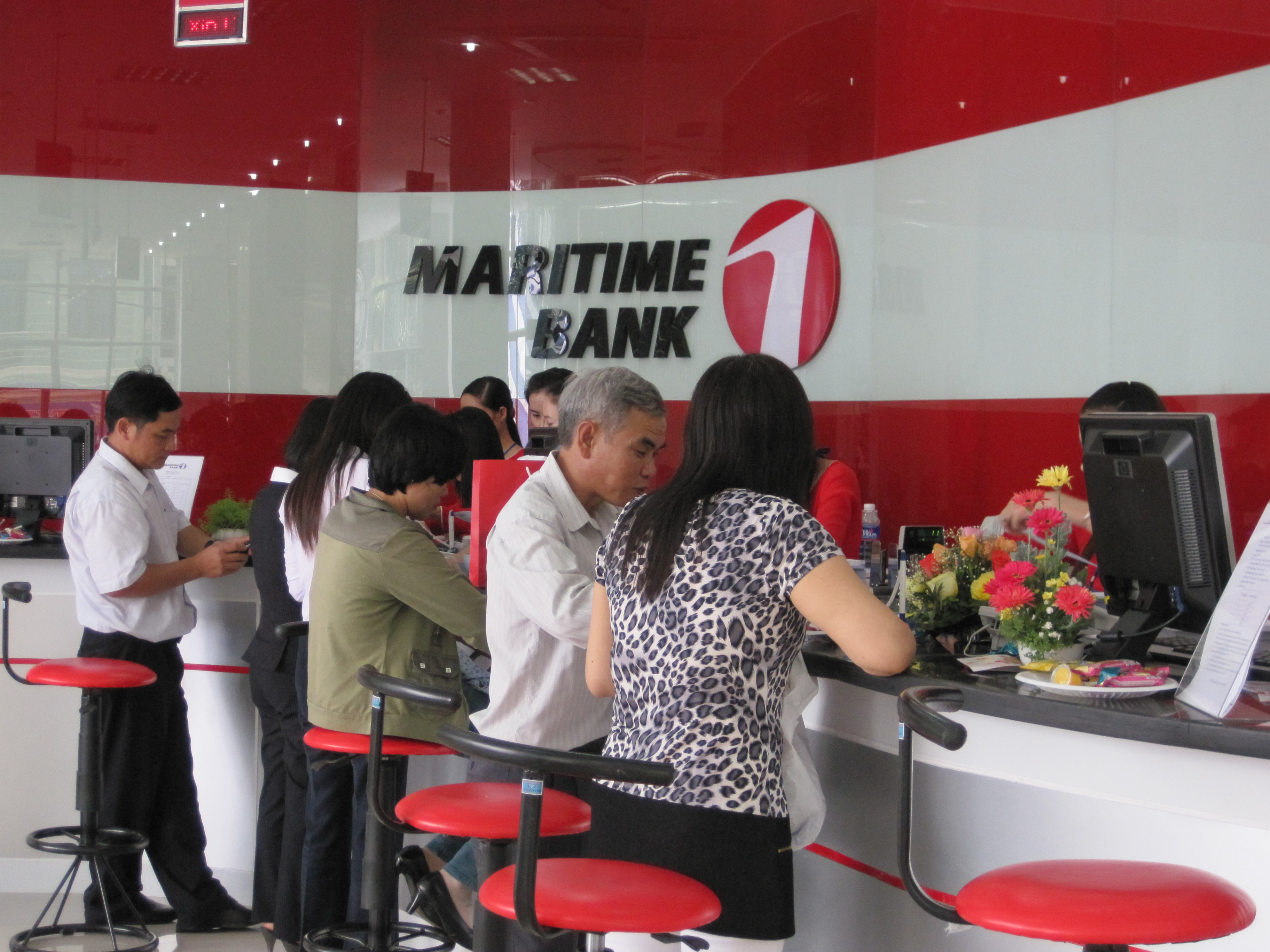 Khách hàng giao dịch tại Maritime Bank