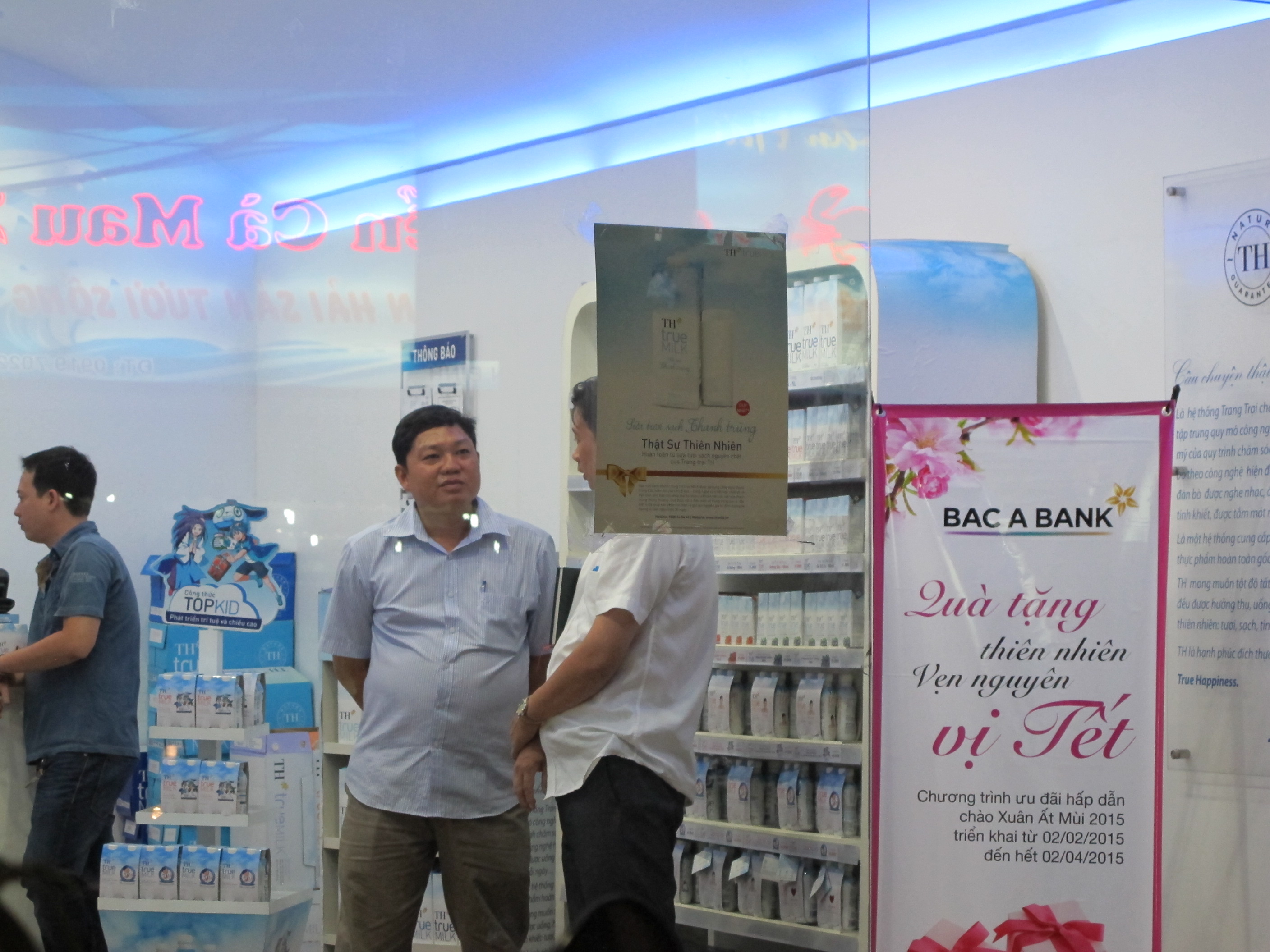 Cửa h&agrave;ng TH Truemart, số 13 Ho&agrave;ng Hoa Th&aacute;m, T&acirc;n B&igrave;nh, nơi xảy ra vụ nữ nh&acirc;n vi&ecirc;n bị đ&acirc;m trọng thương 