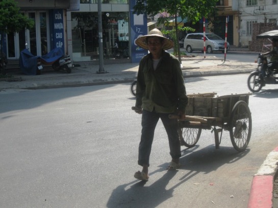 Những người lao động ch&acirc;n tay vất vả giữa thời tiết khắc nghiệt