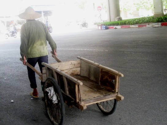 Mồ h&ocirc;i thấm ướt đẫm 2 lần &aacute;o của người đ&agrave;n &ocirc;ng