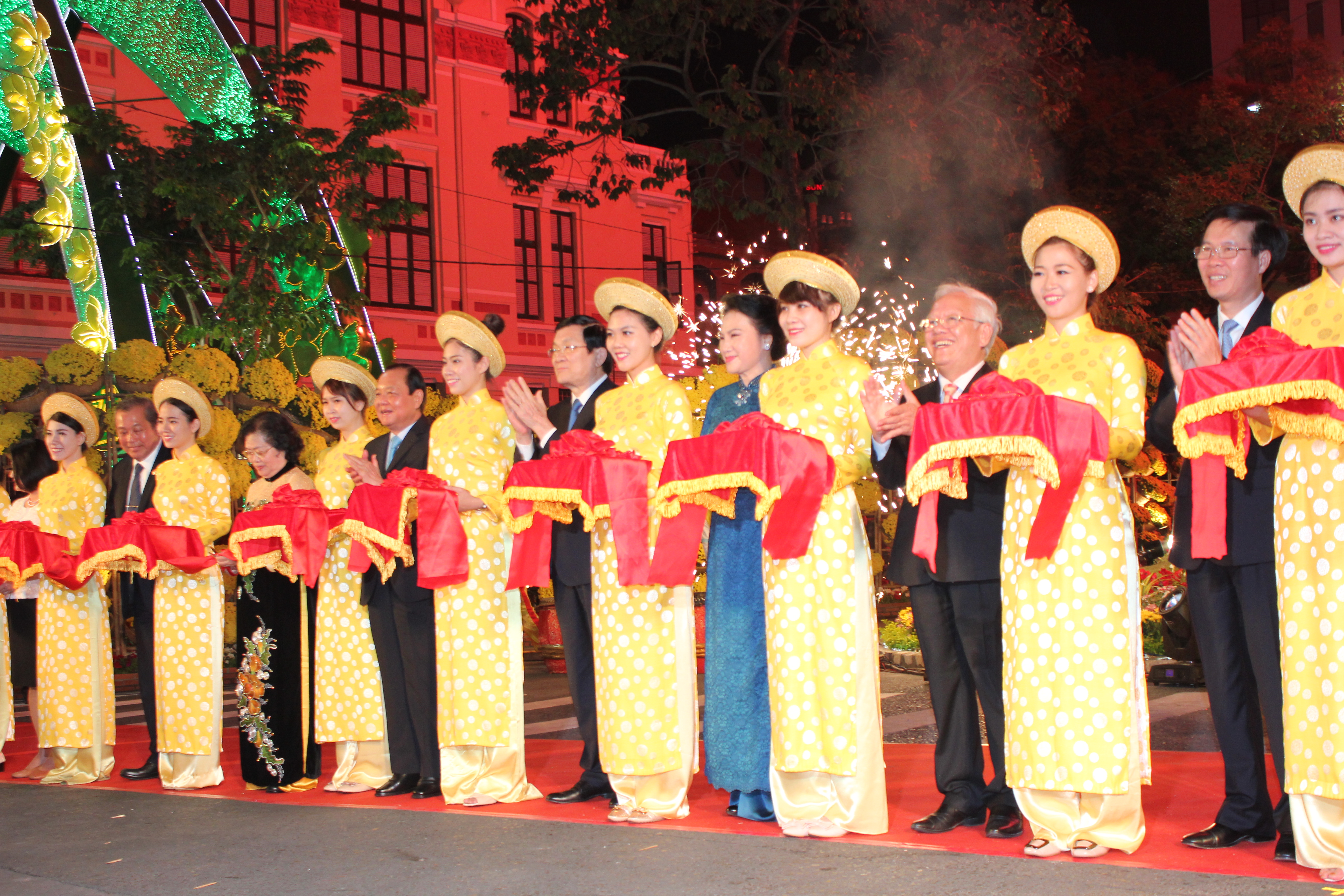 Chủ tịch nước Trương Tấn Sang, Ph&oacute; Chủ tịch Quốc hội Nguyễn Thị Kim Ng&acirc;n, B&iacute; thư Th&agrave;nh ủy TP HCM L&ecirc; Thanh Hải cắt băng khai mạc đường hoa