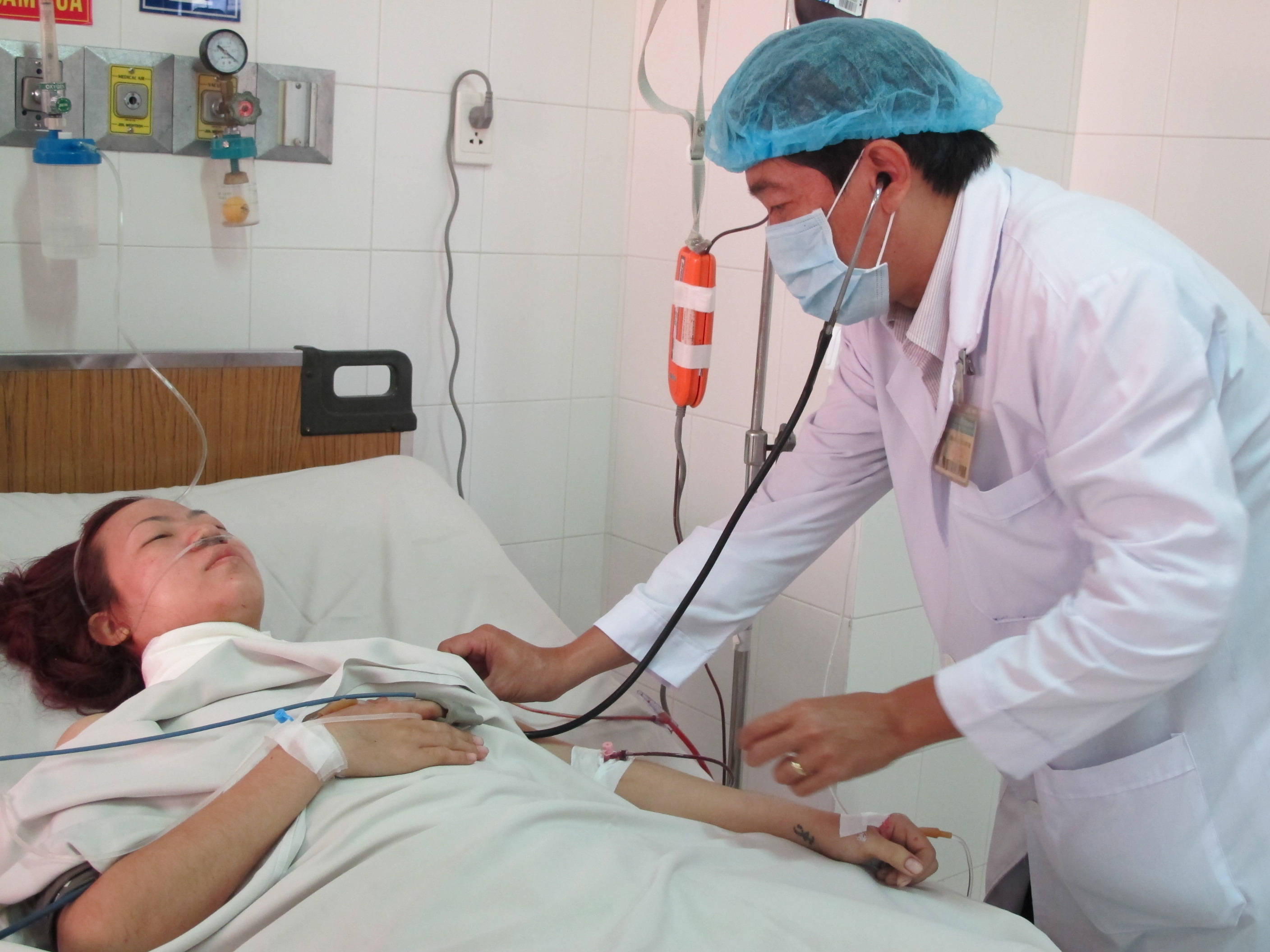 Sức khỏe nữ nh&acirc;n vi&ecirc;n đã qua cơn nguy kịch