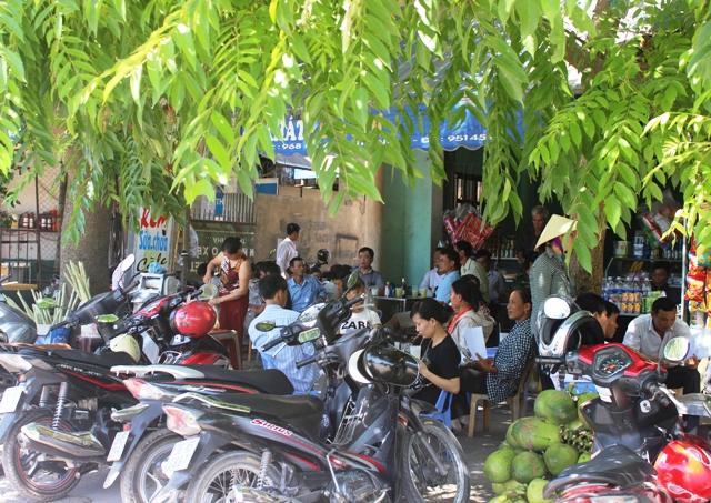 Qu&aacute;n nước vỉa h&egrave; lu&ocirc;n đ&ocirc;ng đ&uacute;c người ra v&agrave;o để trốn nắng