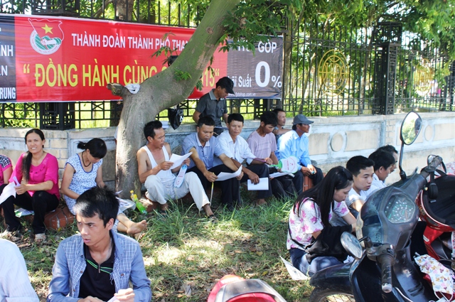 Phụ huynh trốn nắng dưới gốc c&acirc;y trước điểm thi trường Đại học Hồng Đức