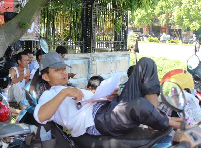Ng&atilde; lưng chợp mắt ngay tr&ecirc;n xe