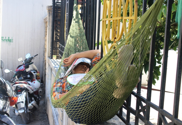 Hay mắc v&otilde;ng ngay tại bờ r&agrave;o cổng trường để chờ con em thi cử