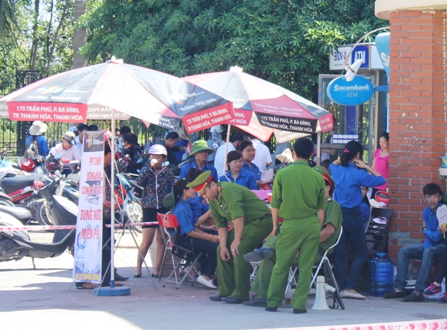 Lực lượng c&ocirc;ng an v&agrave; thanh ni&ecirc;n t&igrave;nh nguyện cũng căng m&igrave;nh trong nắng n&oacute;ng để đảm bảo cho kỳ thi được an to&agrave;n