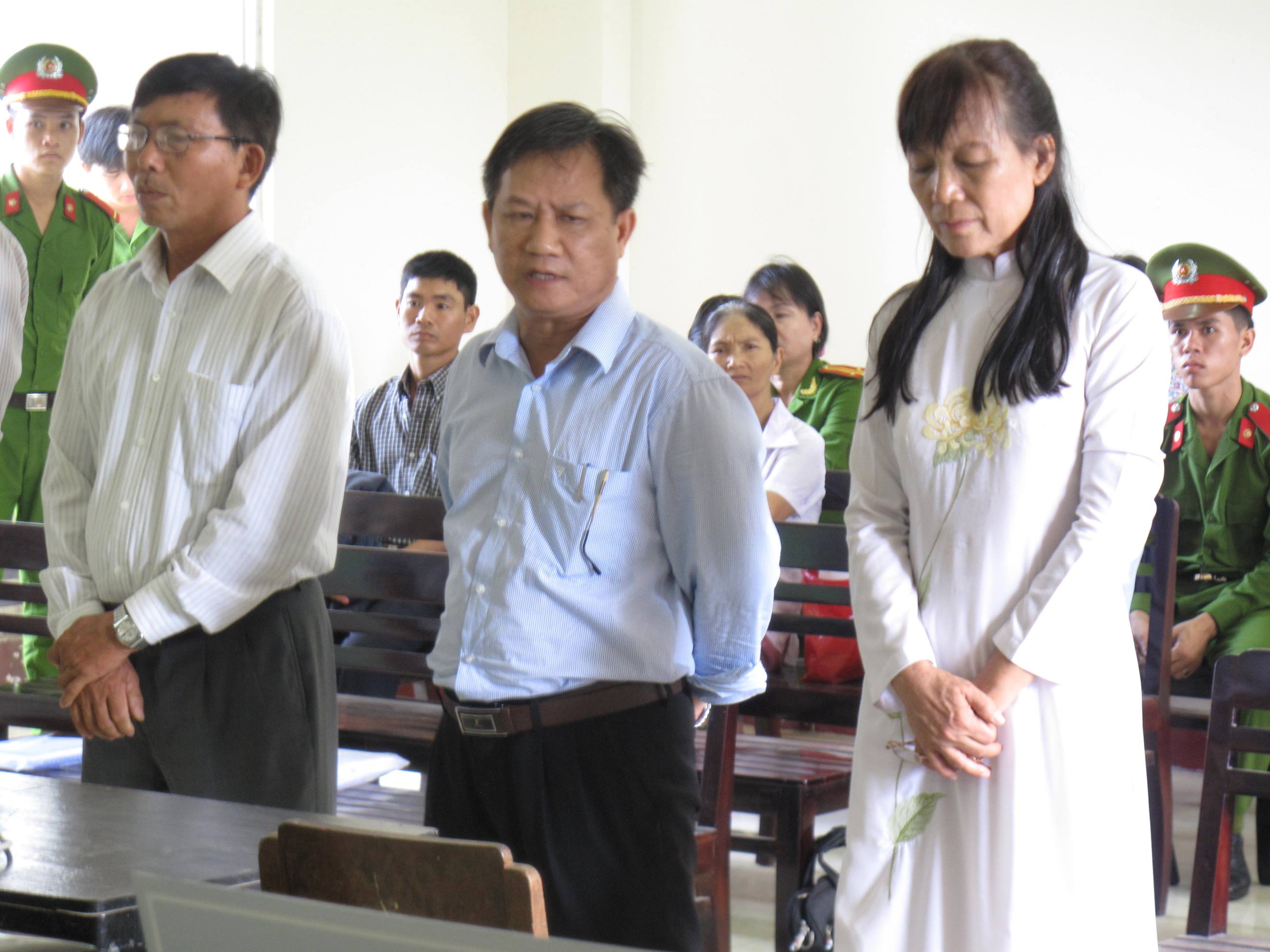 &Ocirc;ng NguyễnTấn H&agrave;o (đầu ti&ecirc;n b&ecirc;n tr&aacute;i) nguy&ecirc;n hiệu trưởng Trường THPT chuy&ecirc;n Lương Văn Ch&aacute;nh bị kiện ra t&ograve;a v&igrave; h&agrave;nh vi tr&ugrave; dập gi&aacute;o vi&ecirc;n
