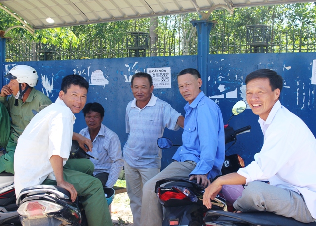 Điểm chờ xe bu&yacute;t cũng th&agrave;nh nơi tr&aacute;nh nắng