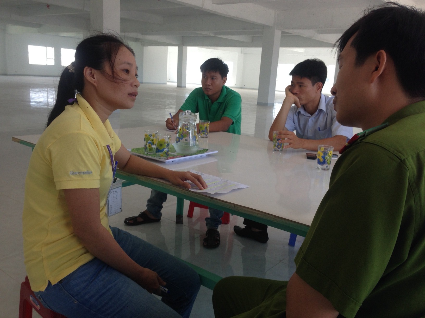 C&ocirc;ng an đến t&igrave;m hiểu vụ việc c&ocirc;ng nh&acirc;n đ&igrave;nh c&ocirc;ng. Ảnh: Tử Trực
