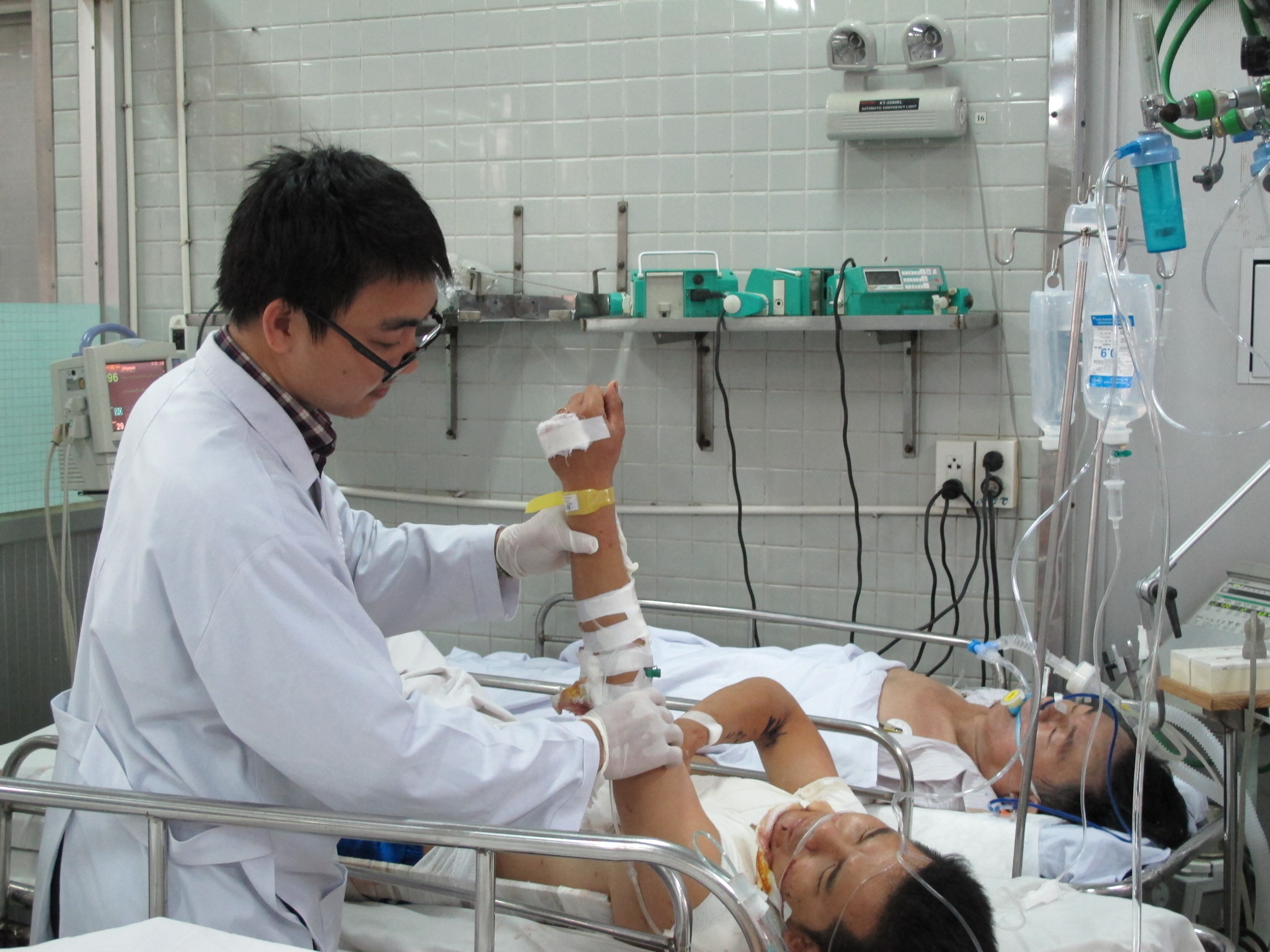 Nạn nh&acirc;n đang nằm trong ph&ograve;ng hồi sức cấp cứu