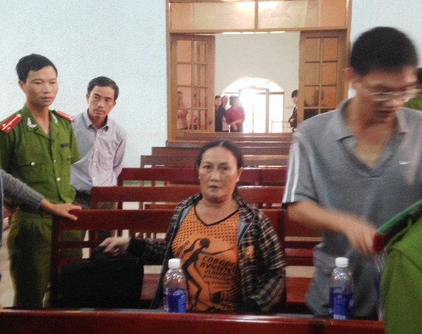 B&agrave; Ph&ugrave;ng Thị Kim Oanh (người ngồi) tại phi&ecirc;n t&ograve;a ng&agrave;y 12-8.