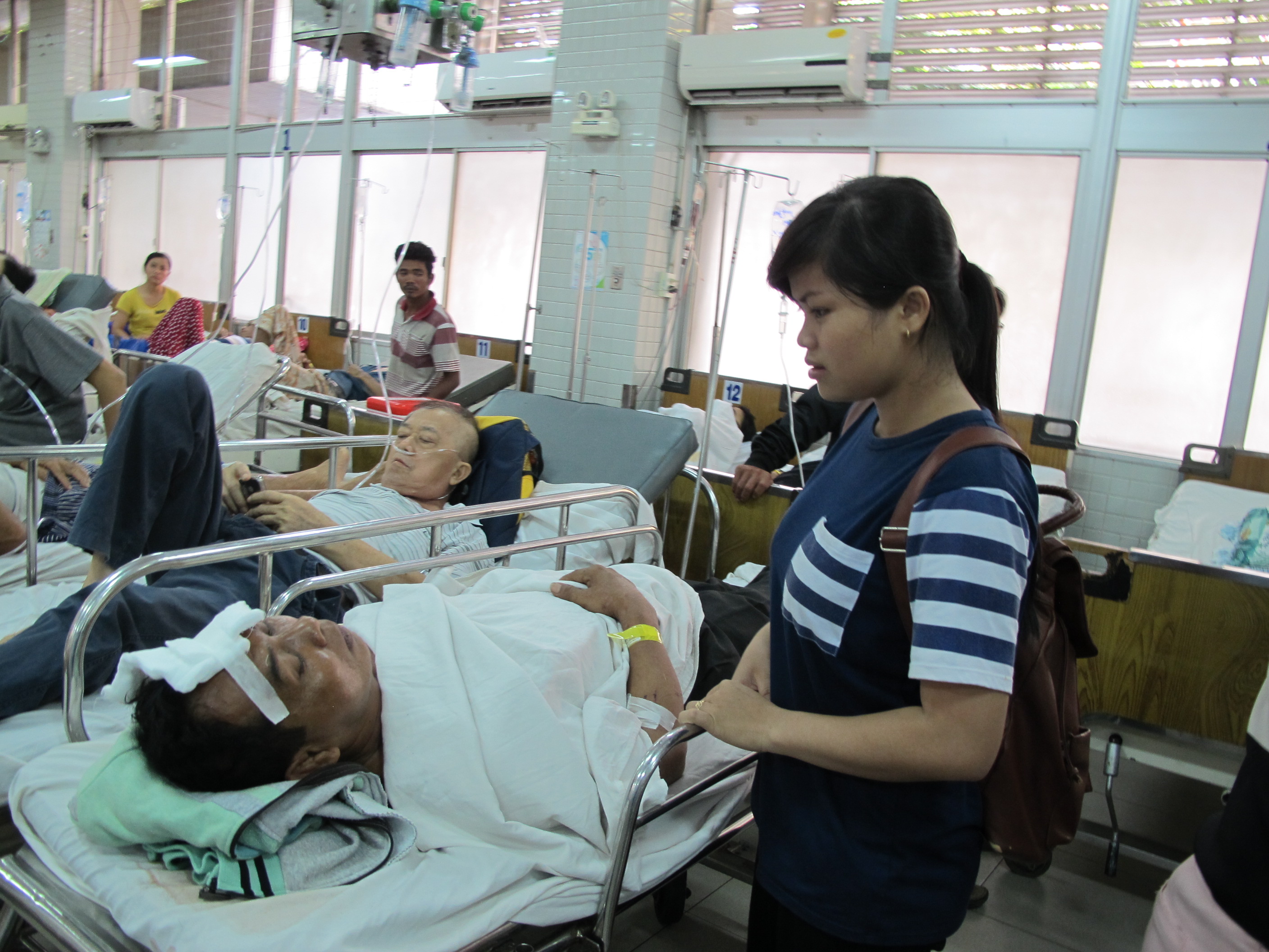 Hướng dẫn vi&ecirc;n du lịch người Campuchia, &ocirc;ng Mony đang kể lại sự việc cho người th&acirc;n nghe