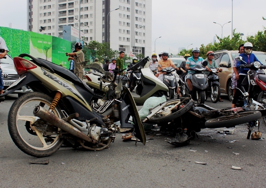 “Siêu xe” cà tàng đấu đầu, 2 người nguy kịch