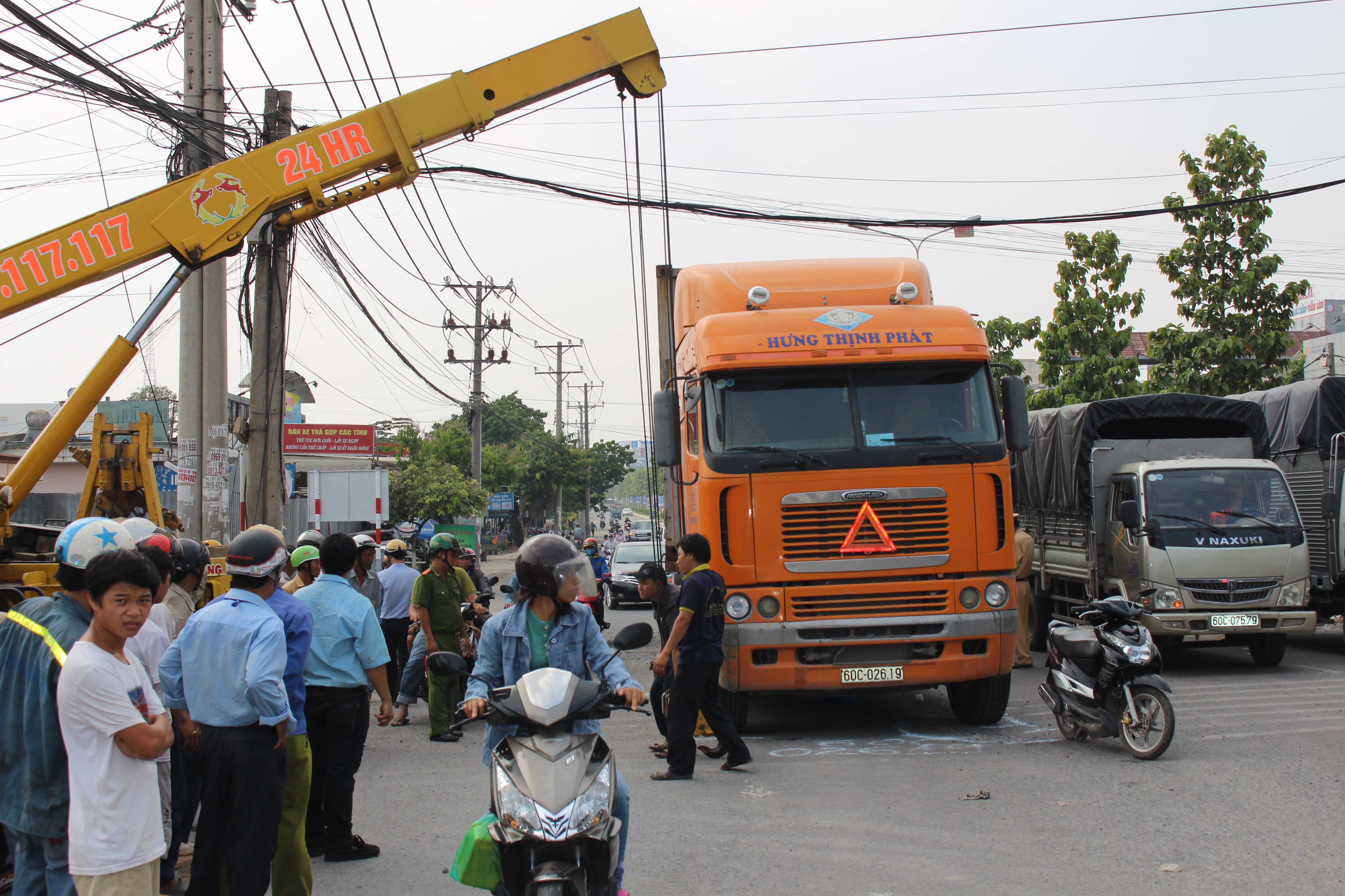 Lực lượng chức năng giải tỏa giao th&ocirc;ng.