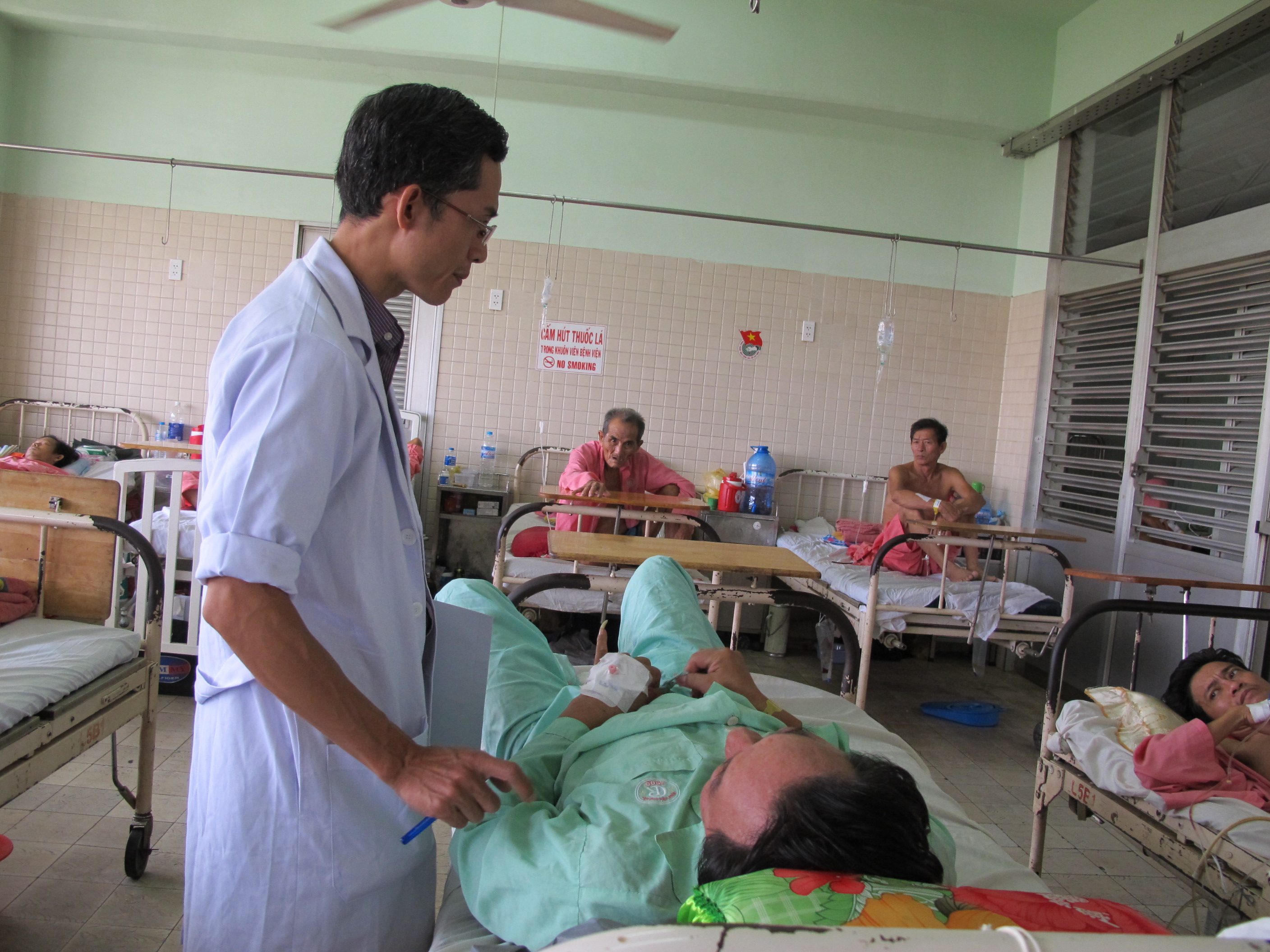 Nhập viện vì đeo nhẫn vào “súng”