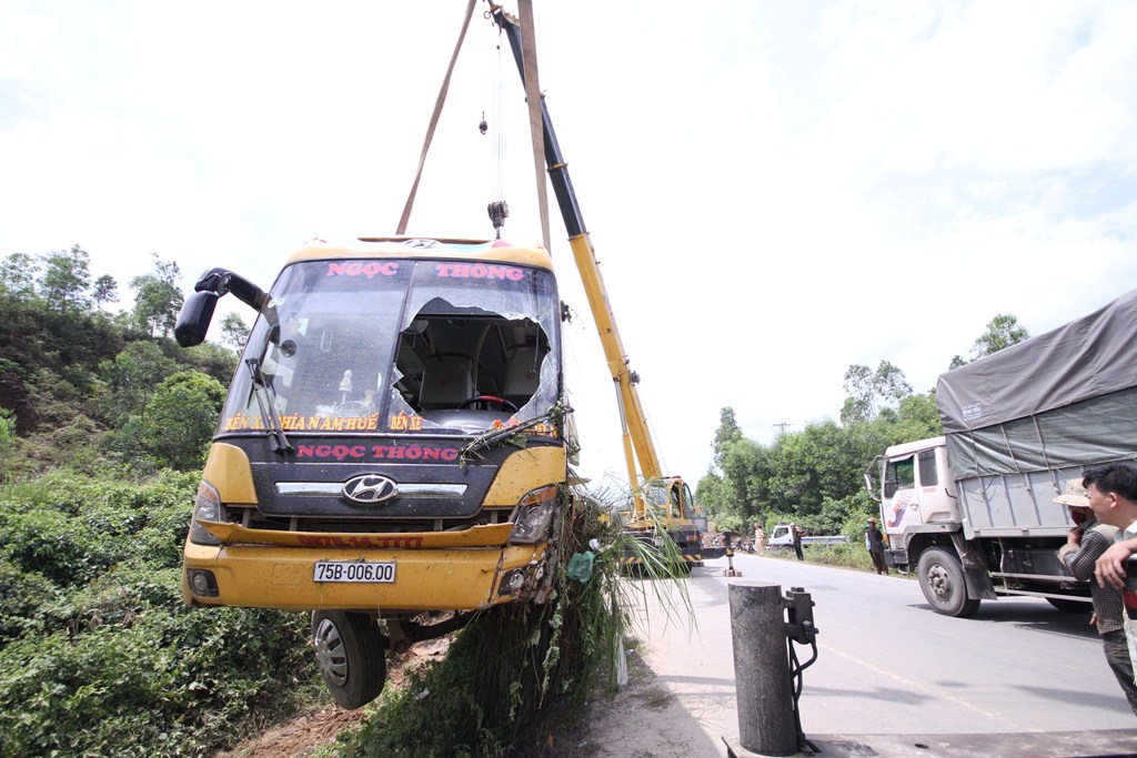 Chiếc xe kh&aacute;ch được xe cẩu đưa l&ecirc;n&nbsp;