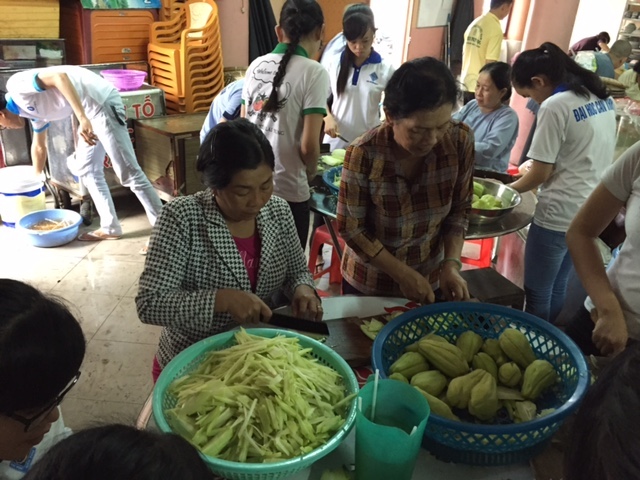 Nhiều phật tử tham gia nấu ăn tại ch&ugrave;a