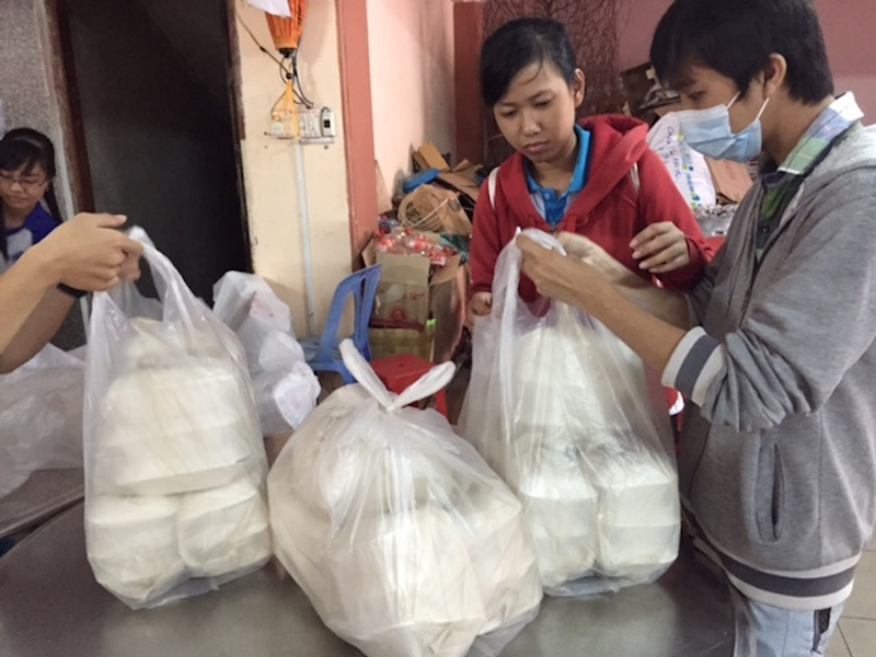 Những hộp cơm chay l&agrave;m no bụng sĩ tử ngh&egrave;o