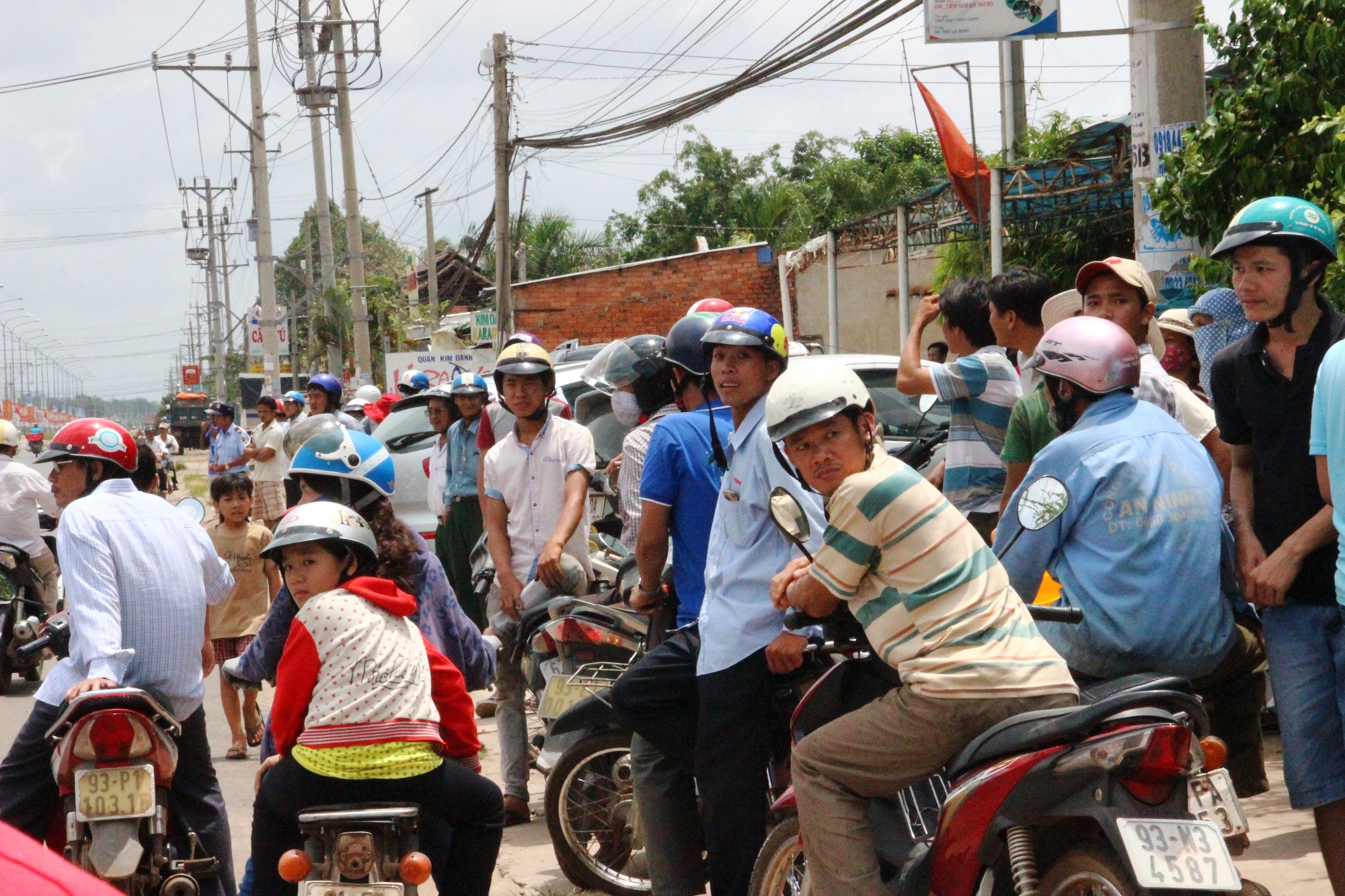 Rất đ&ocirc;ng người d&acirc;n theo d&otilde;i vụ việc.