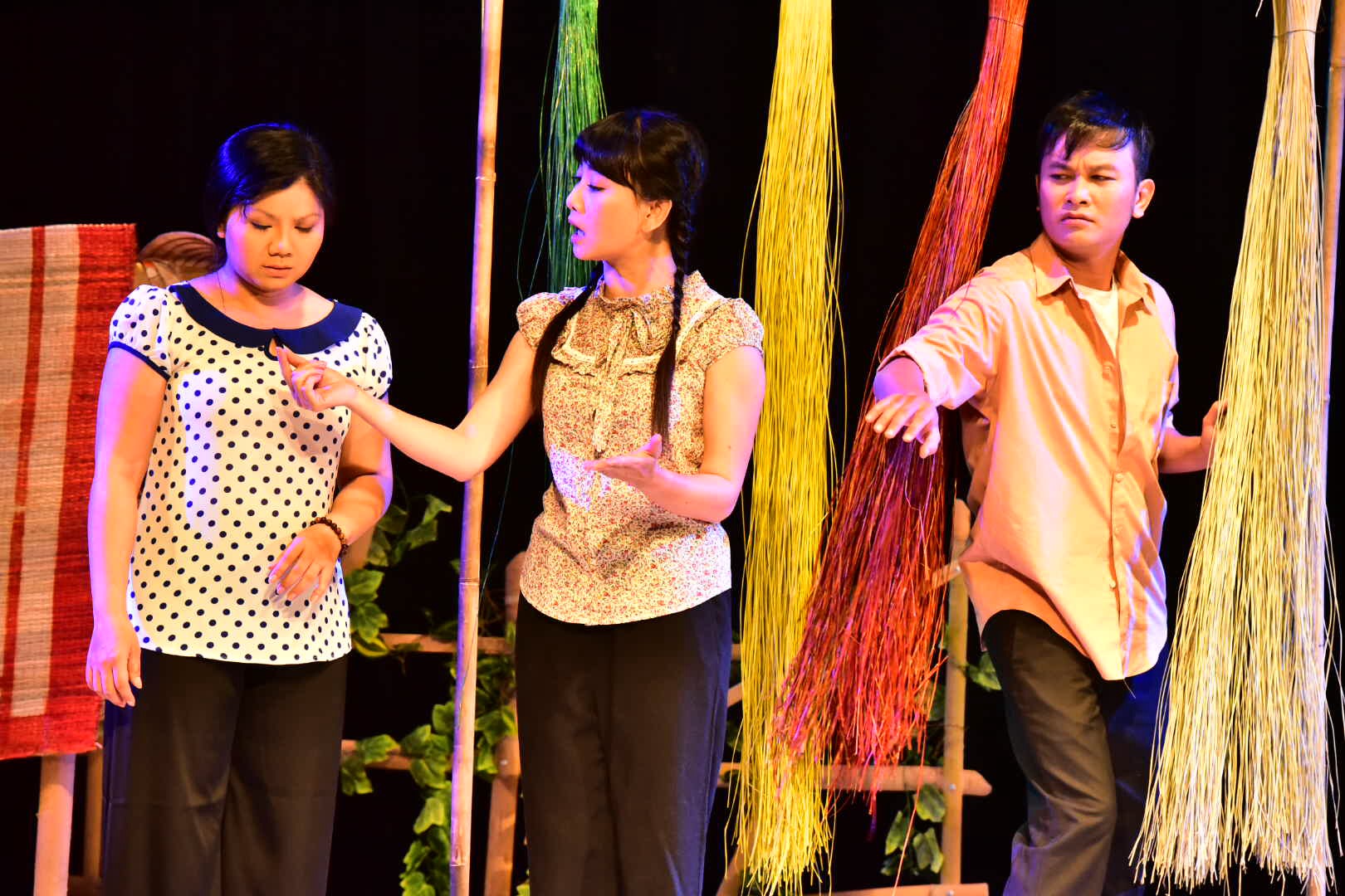 Nghệ sĩ T&uacute; Sương (tr&aacute;i) vai Hai Thương, NSƯT Mỹ Uy&ecirc;n (giữa) vai Ba Mến, NSƯT Hữu Quốc (phải) vai anh ch&agrave;ng đi t&igrave;m l&aacute; di&ecirc;u b&ocirc;ng, thầm y&ecirc;u trộm nhớ chị Hai Thương