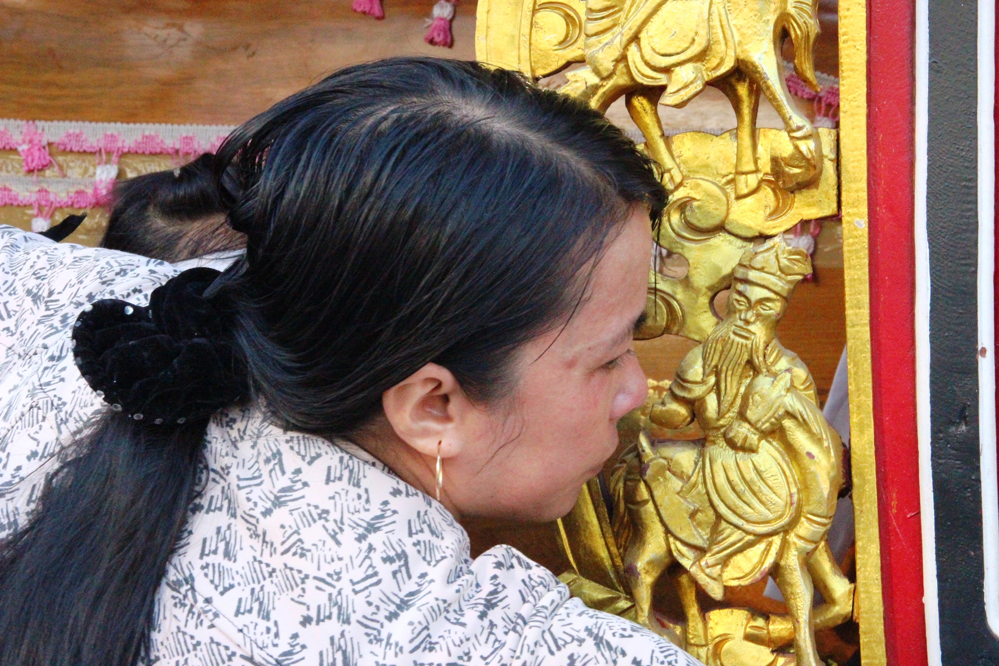 D&ograve;ng tộc x&oacute;t xa trước cảnh ra đi của gia đ&igrave;nh &ocirc;ng Mỹ