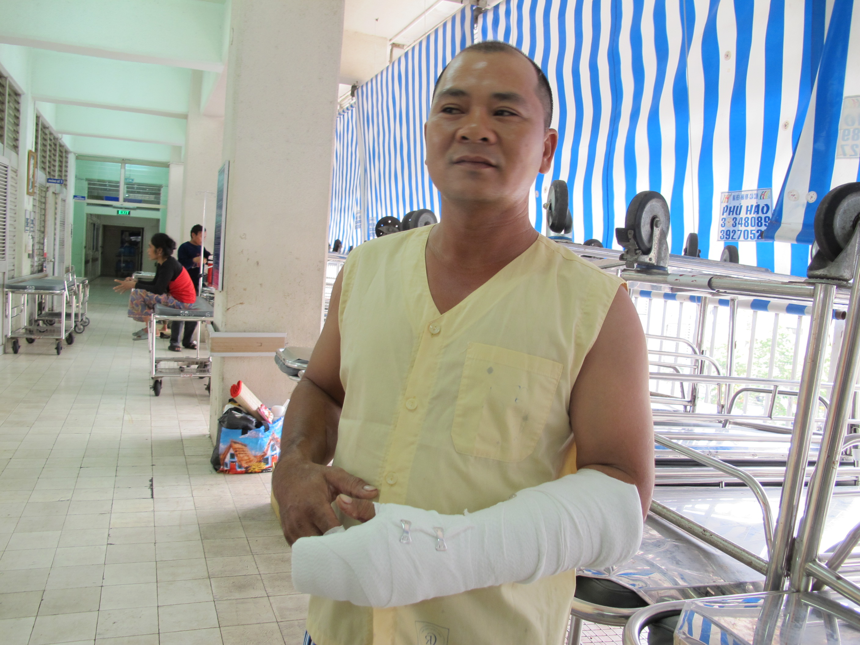Chỉ vì xin đường, tài x&ecirc;́ xe khách đã bị chém trọng thương