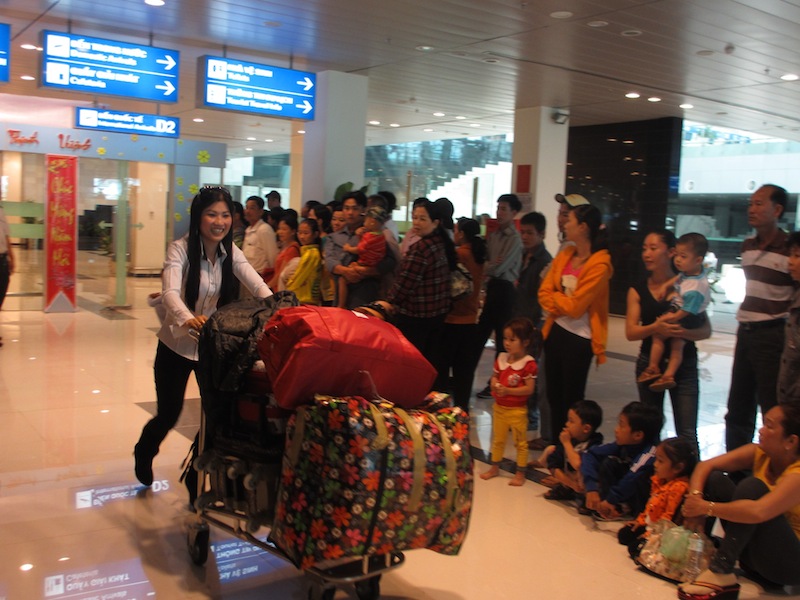 H&agrave;nh kh&aacute;ch qua s&acirc;n bay Cần Thơ