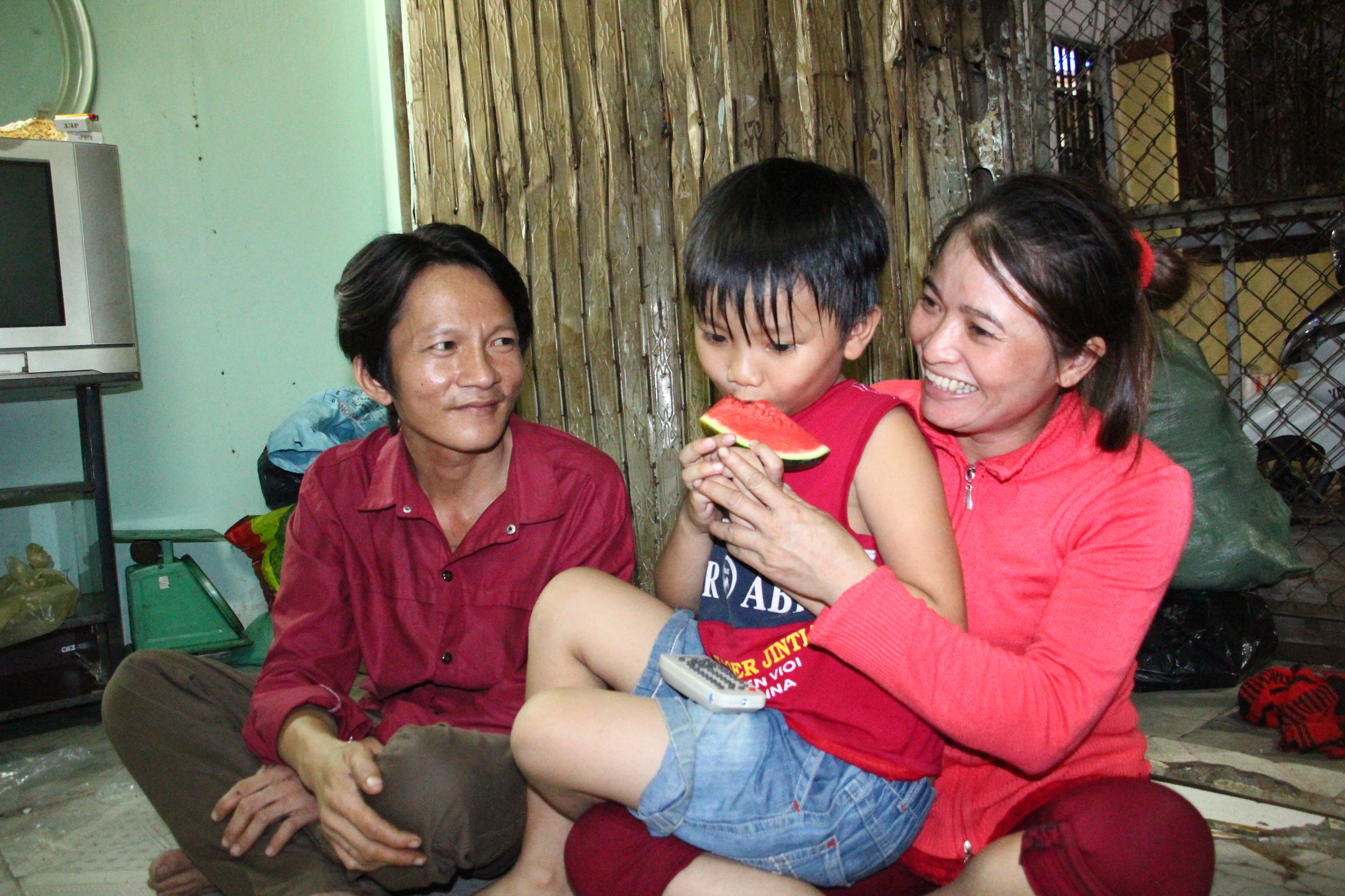 Chưa bao giờ chị Hồng lai thấy m&igrave;nh hạnh ph&uacute;c như hiện tại khi cả nh&agrave; được đo&agrave;n vi&ecirc;n. Ảnh: L&ecirc; Phong