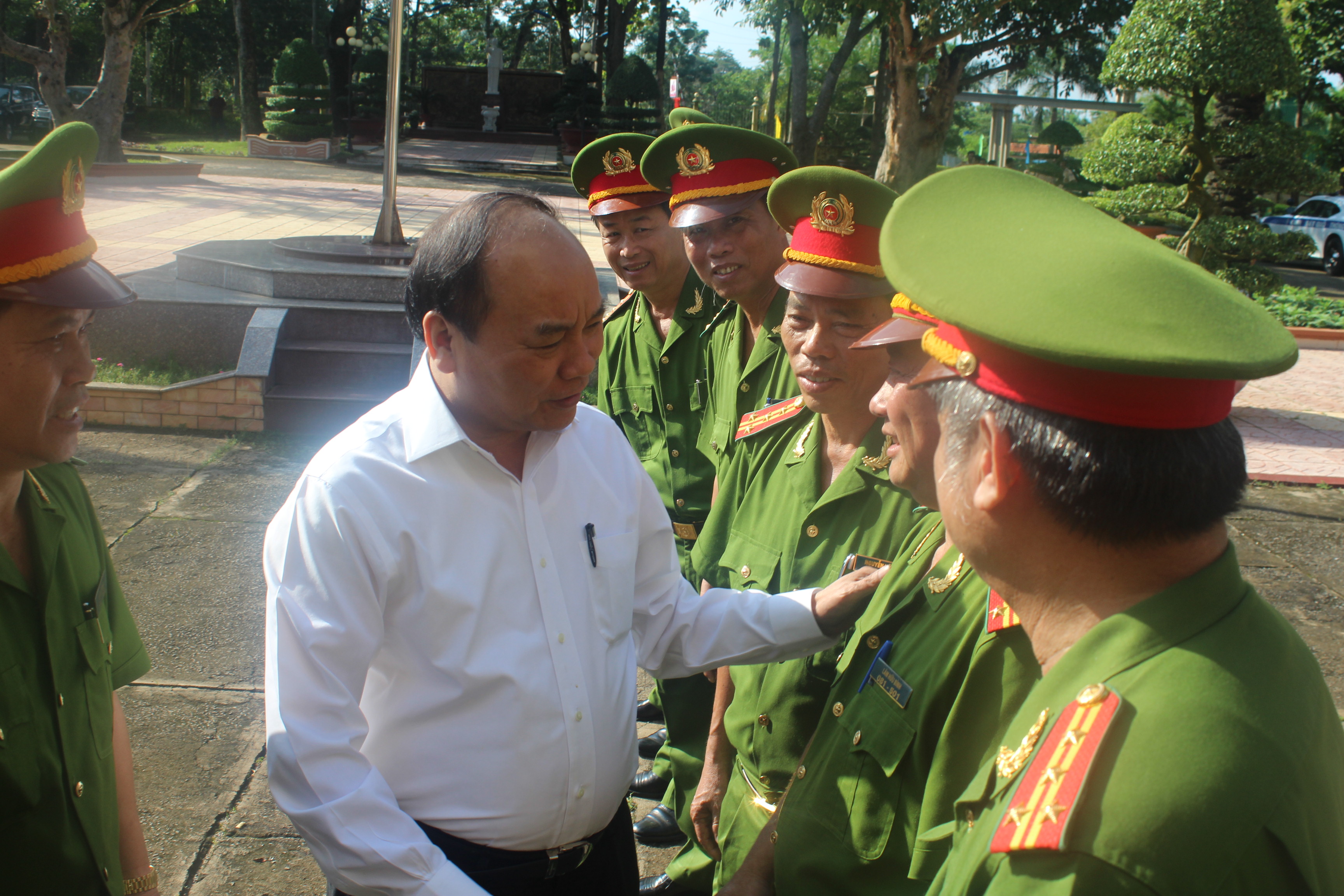 Ph&oacute; Thủ tướng Nguyễn Xu&acirc;n Ph&uacute;c gặp, trao đổi với c&aacute;n bộ, chiến sĩ tại trại giam