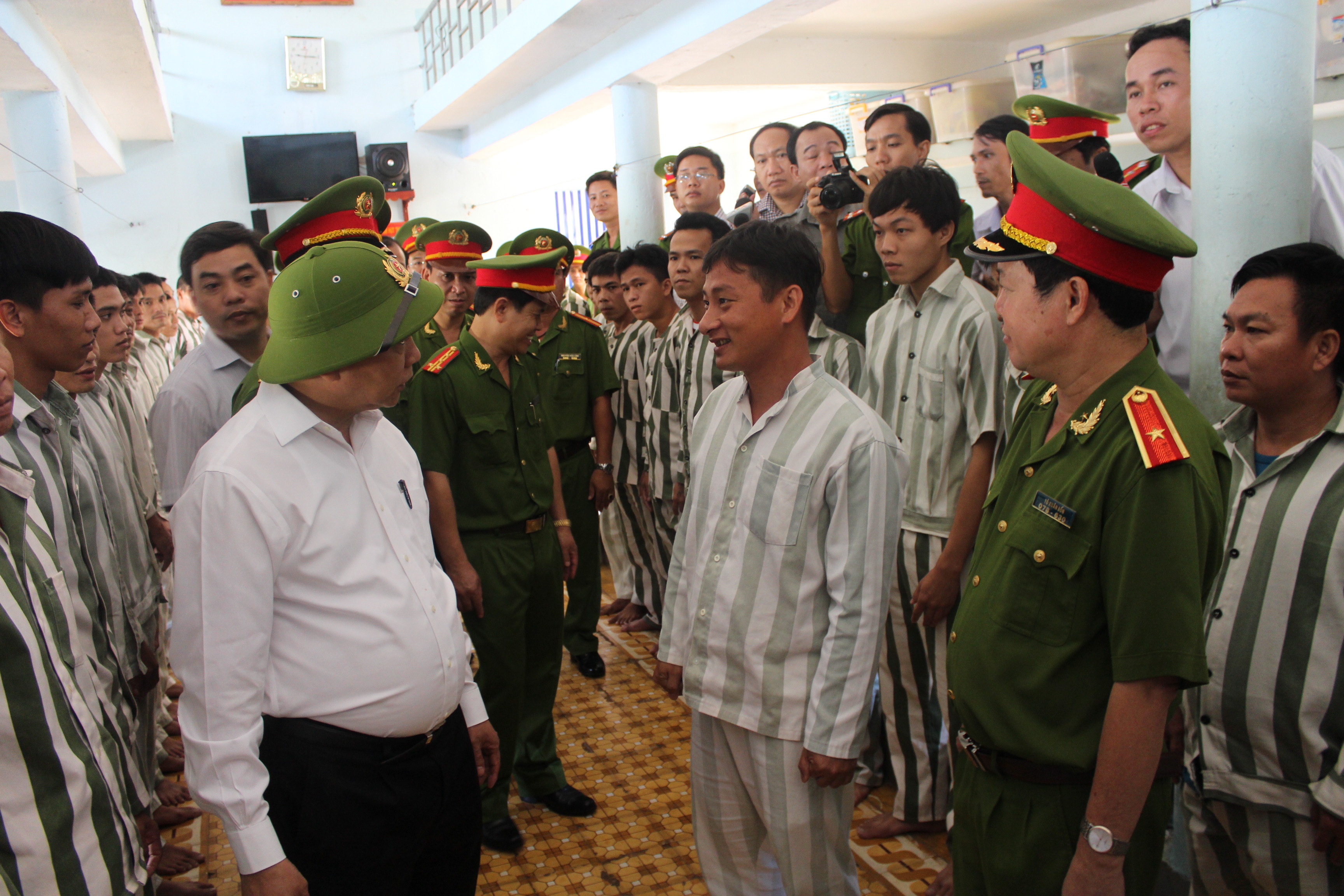 Một phạm nh&acirc;n được x&eacute;t đặc x&aacute; sau nhiều năm cải tạo tốt vui mừng hứa được tha sẽ quyết t&acirc;m l&agrave;m lại cuộc đời
