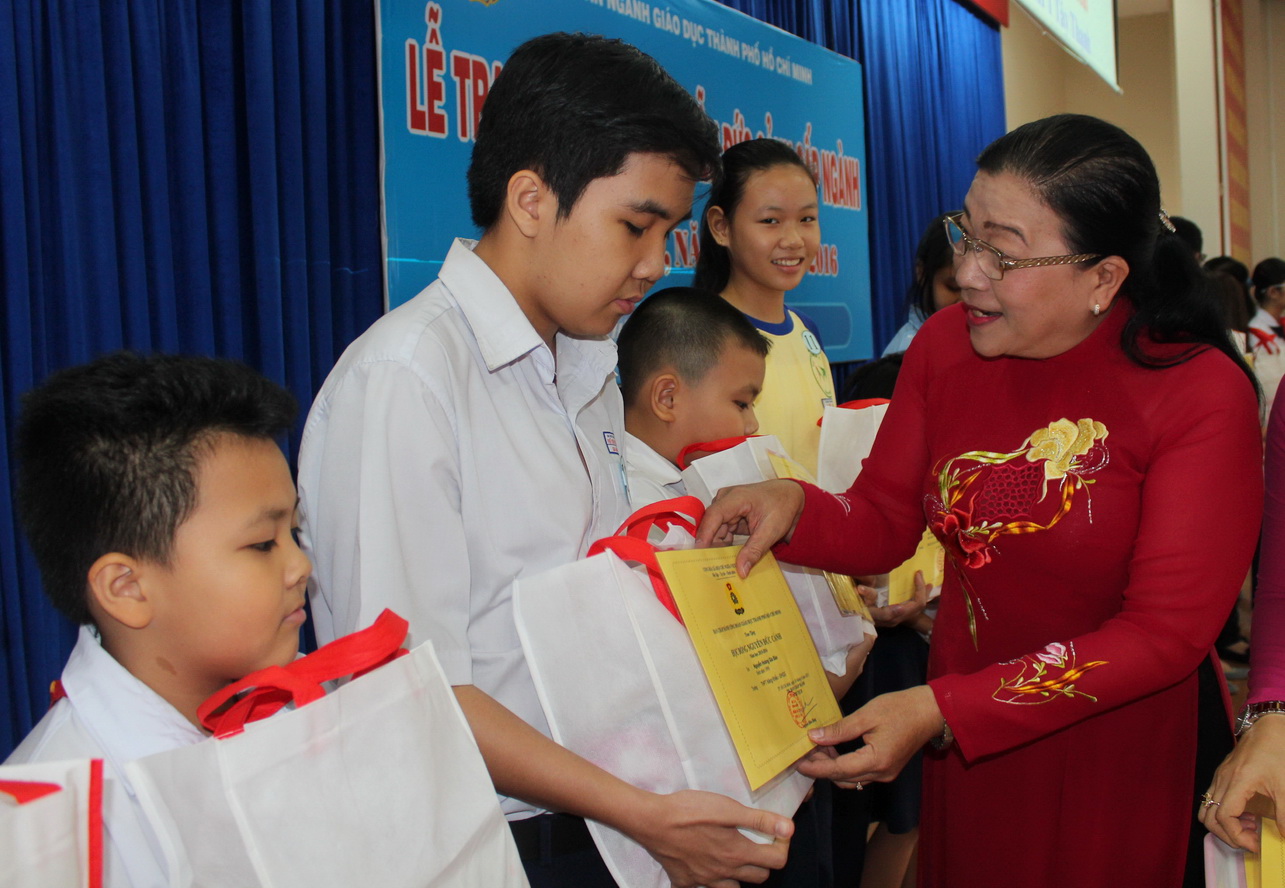 B&agrave; Nguyễn Thị B&iacute;ch Thủy, Ph&oacute; Chủ tịch LĐLĐ TP HCM, trao học bổng cho con gi&aacute;o vi&ecirc;n