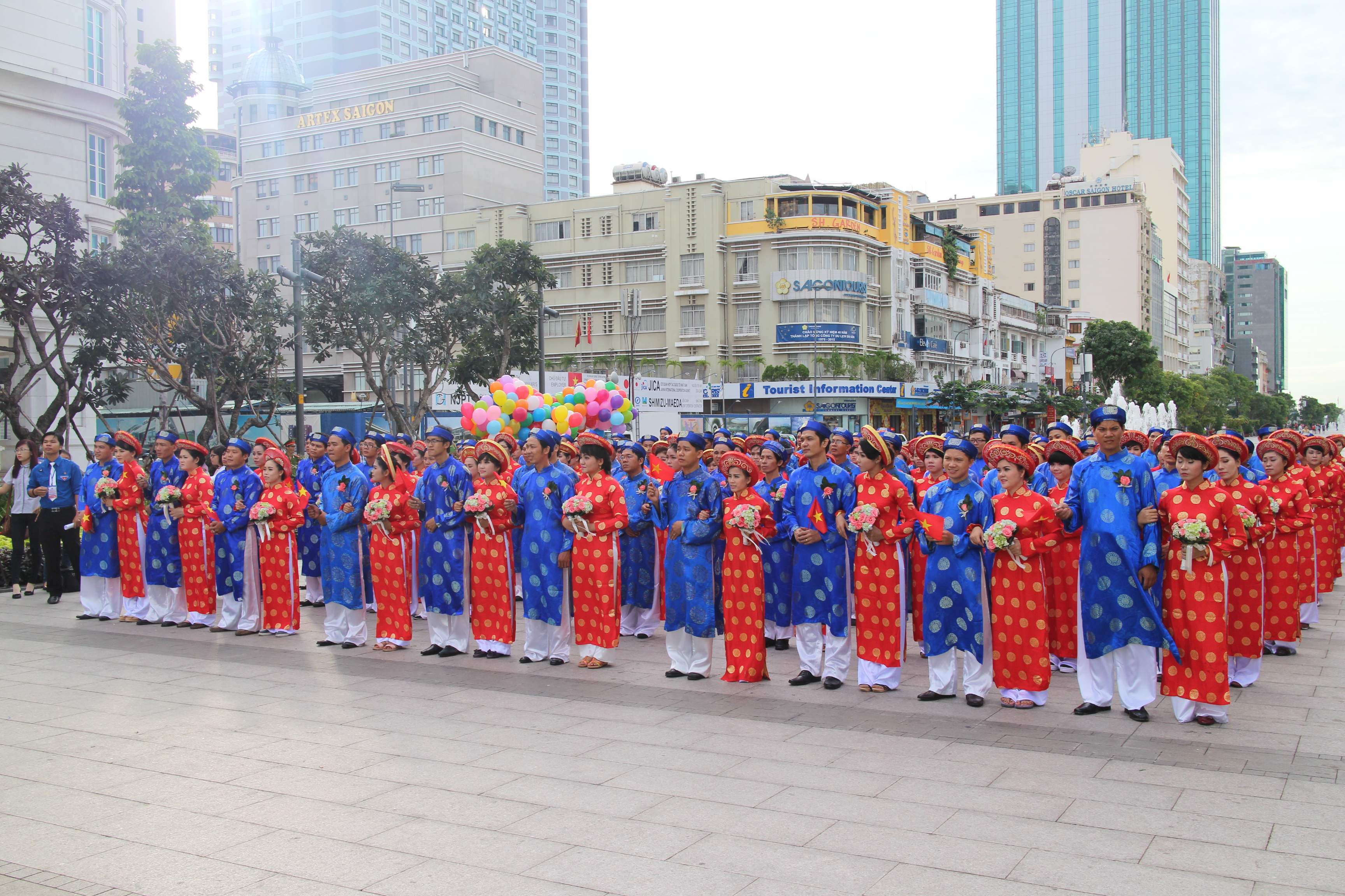 100 cặp c&ocirc;ng nh&acirc;n c&oacute; ho&agrave;n cảnh kh&oacute; khăn tham gia lễ cưới tập thể