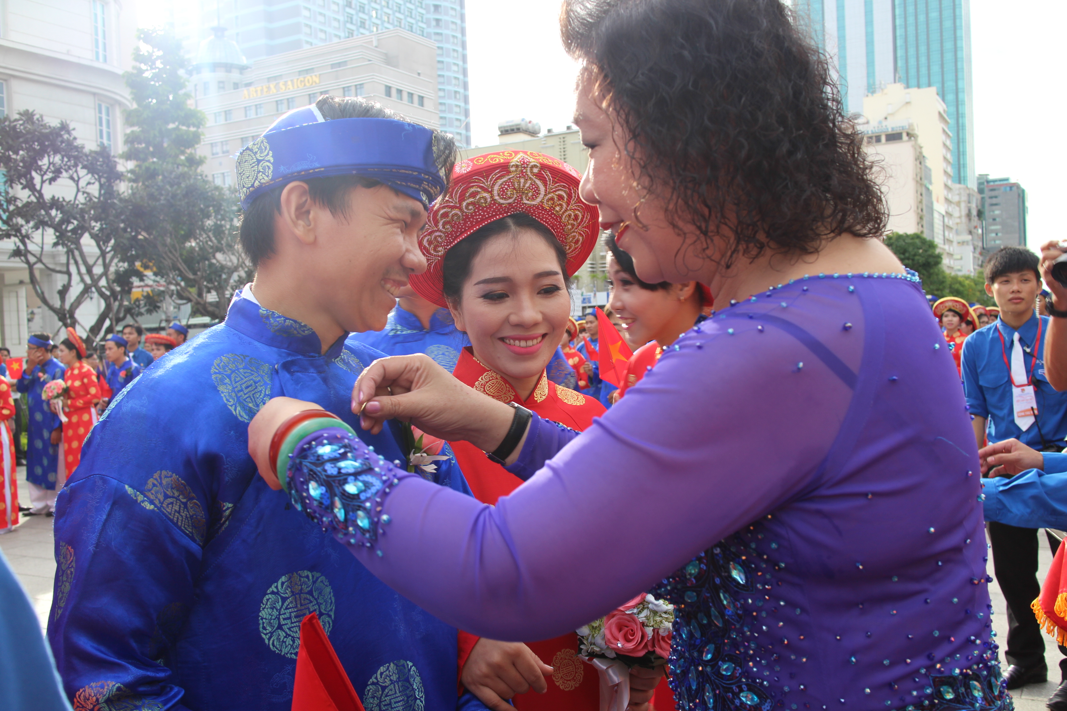 Niềm hạnh ph&uacute;c của c&ocirc; d&acirc;u, ch&uacute; rể khi được nhận huy hiệu Th&agrave;nh phố