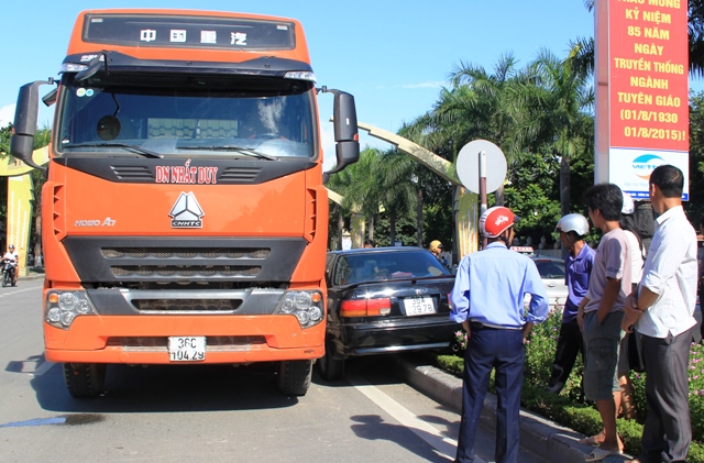 Hiện trường chiếc xe hộp đi ngược l&agrave;n đường bị xe tải &eacute;p bay l&ecirc;n dải ph&acirc;n c&aacute;ch