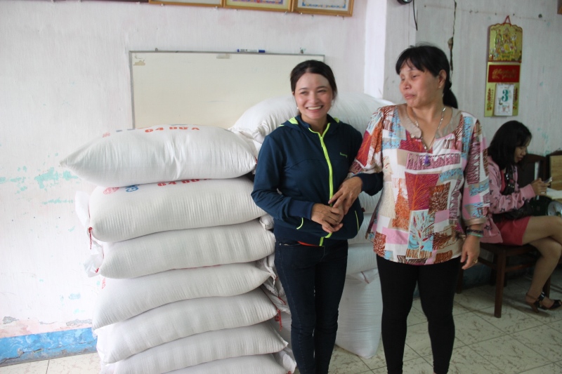 Vừa nhận tiền chị Hồng đ&atilde; đi l&agrave;m từ thiện