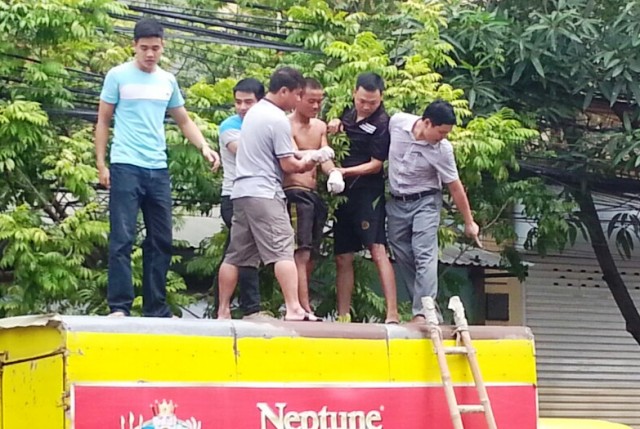 C&ocirc;ng an phường Trường Thi đ&atilde; phải mang &ocirc; t&ocirc;, thang tới hiện trường đưa nam thanh ni&ecirc;n xuống đất
