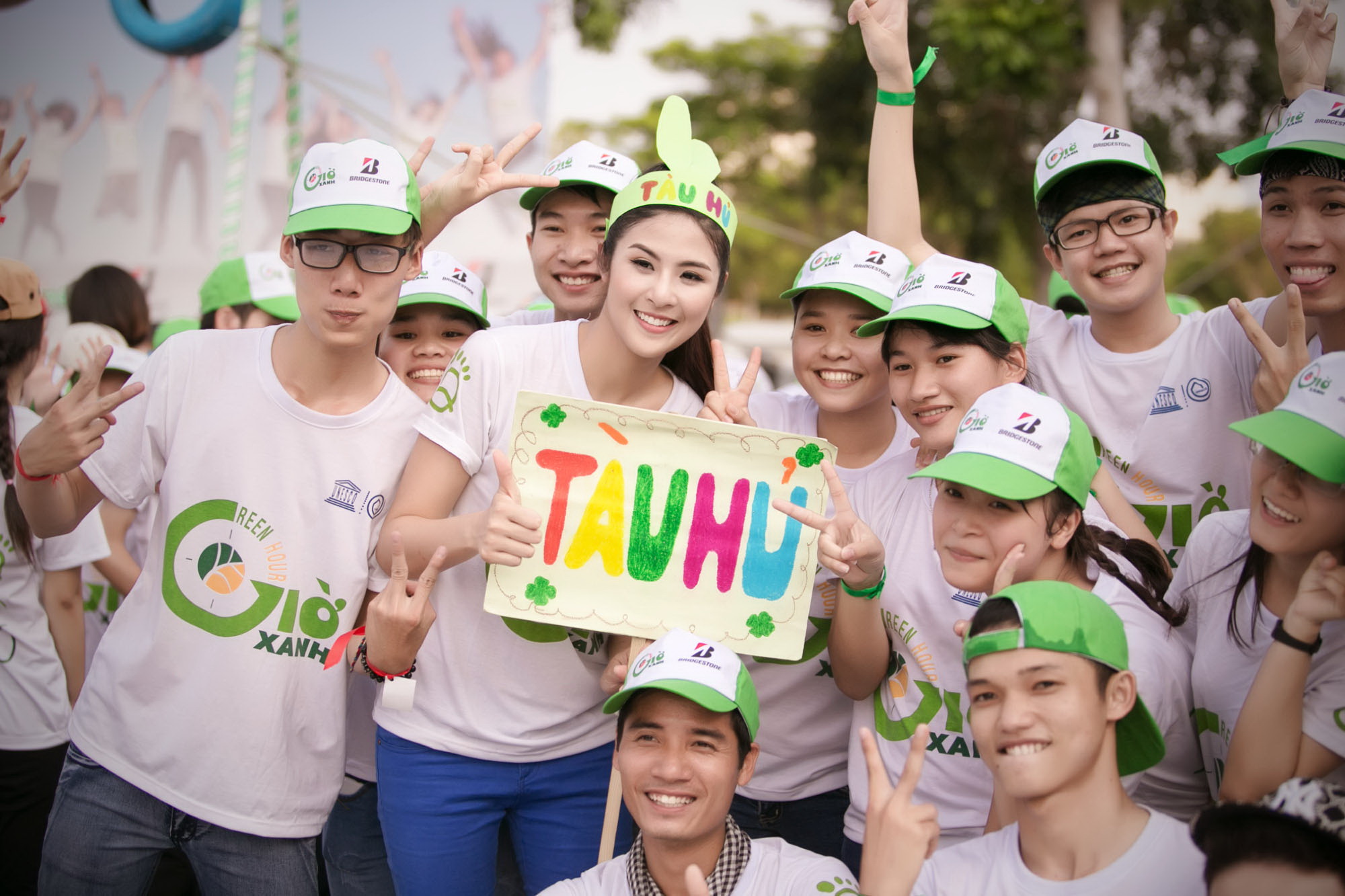 Ngọc H&acirc;n c&ugrave;ng c&aacute;c bạn trẻ