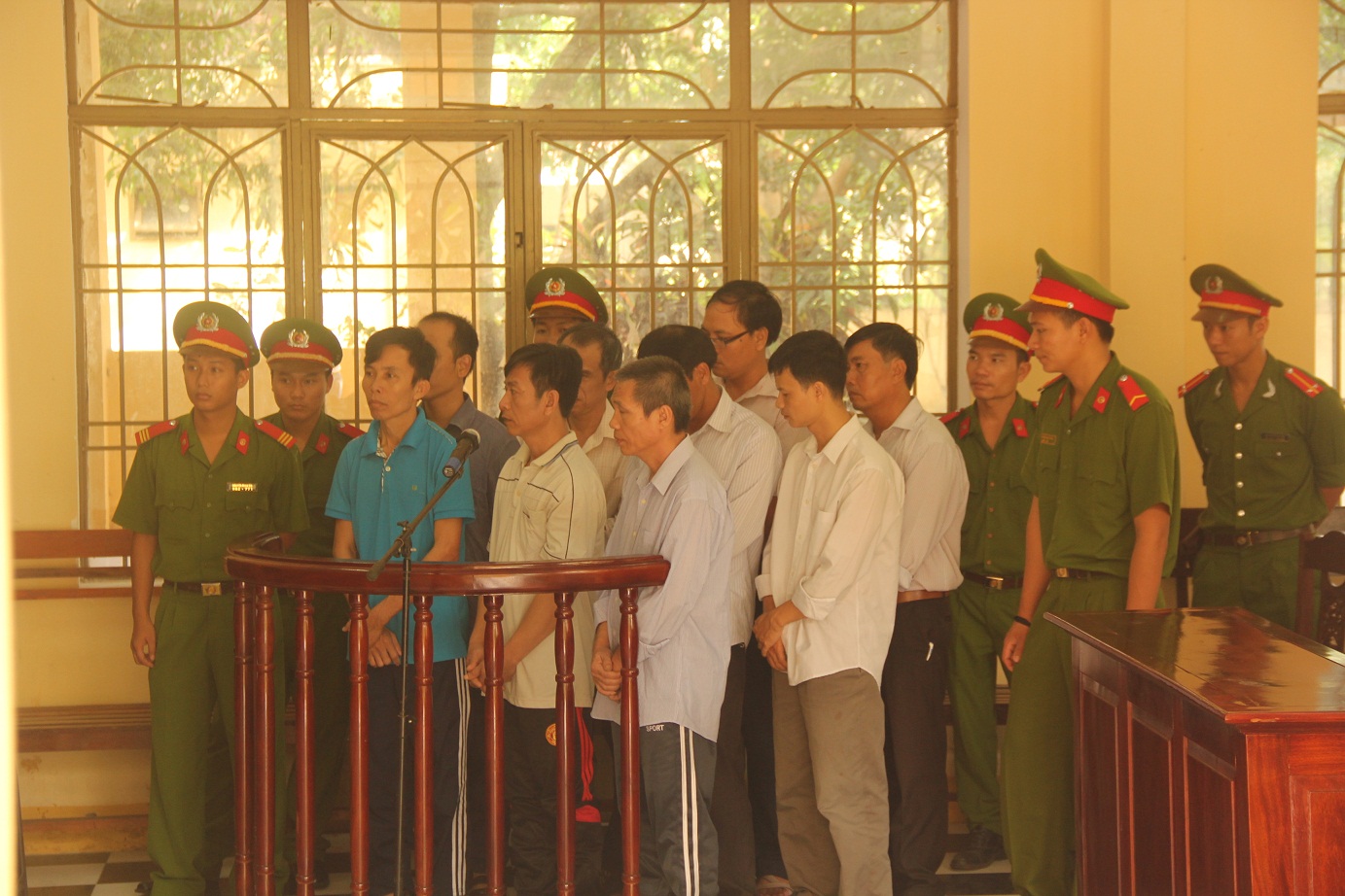 &ldquo;Ăn&rdquo; tiền trong việc thực hiện đền b&ugrave; c&ocirc;ng tr&igrave;nh thủy điện, 9 bị c&aacute;o phải hầu t&ograve;a