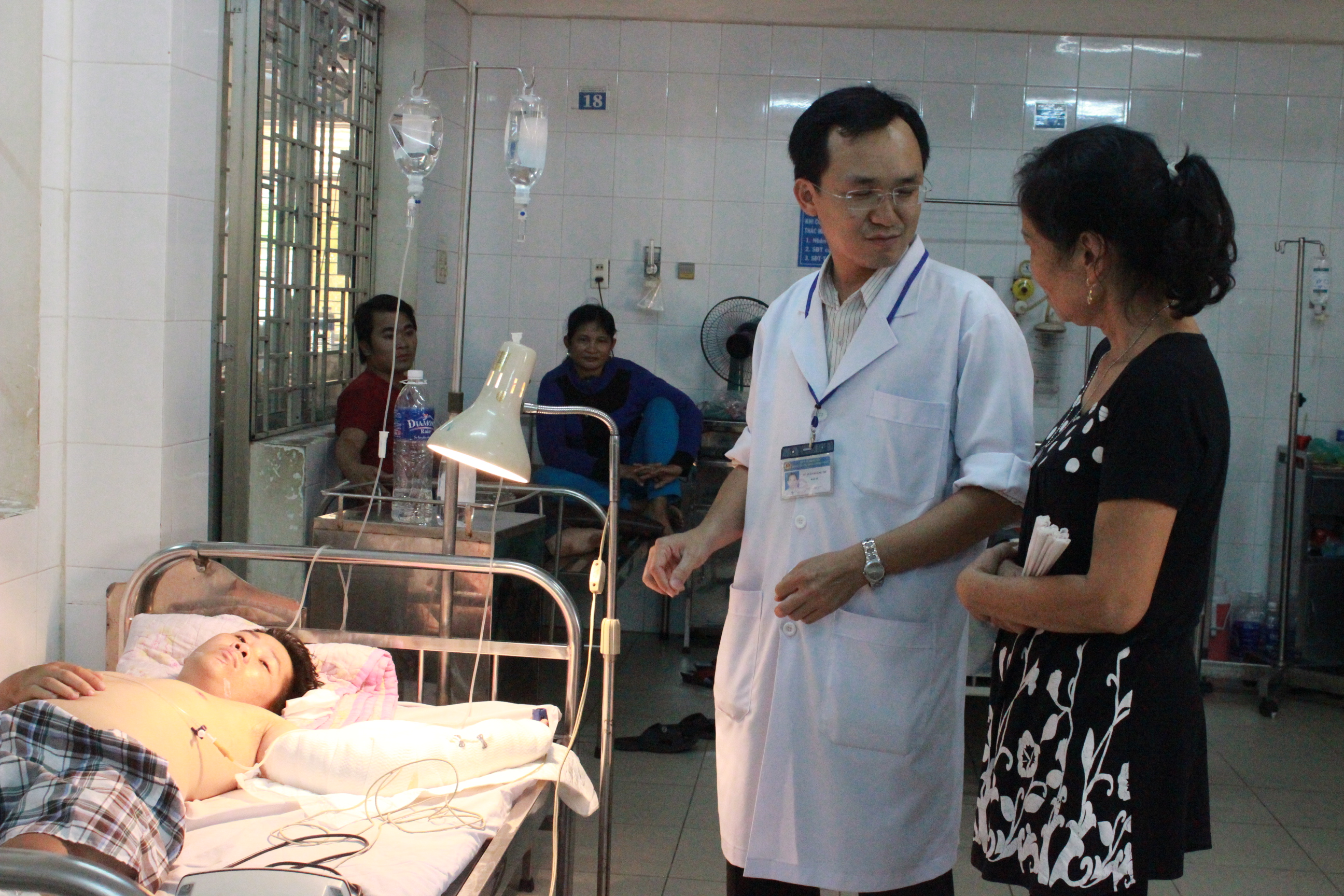 Nạn nh&acirc;n Sơn được c&aacute;c b&aacute;c sĩ chăm s&oacute;c tại bệnh viện