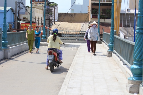 Tr&ecirc;n cầu bộ h&agrave;nh c&oacute; lối đi ri&ecirc;ng cho người đi bộ v&agrave; xe m&aacute;y