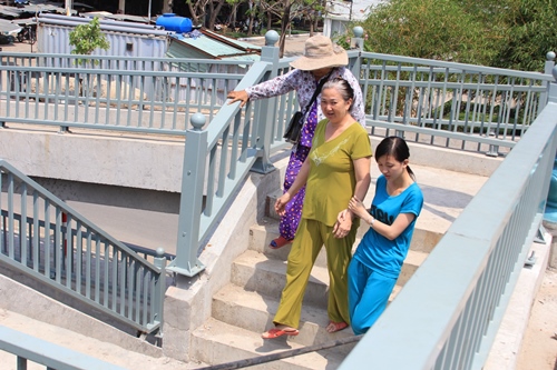 Người đi bộ xuống đường bằng lối đi ri&ecirc;ng, đảm bảo an to&agrave;n