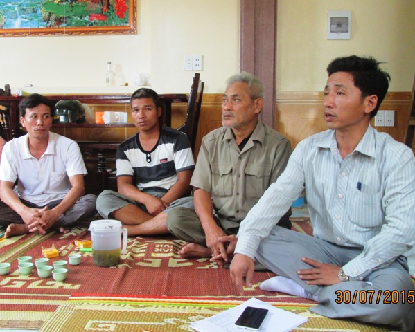Người th&acirc;n, b&agrave; con ch&ograve;m x&oacute;m đang rất lo lắng cho 6 ngư d&acirc;n mất t&iacute;ch tr&ecirc;n t&agrave;u c&aacute; của anh Đặng Văn Toanh
