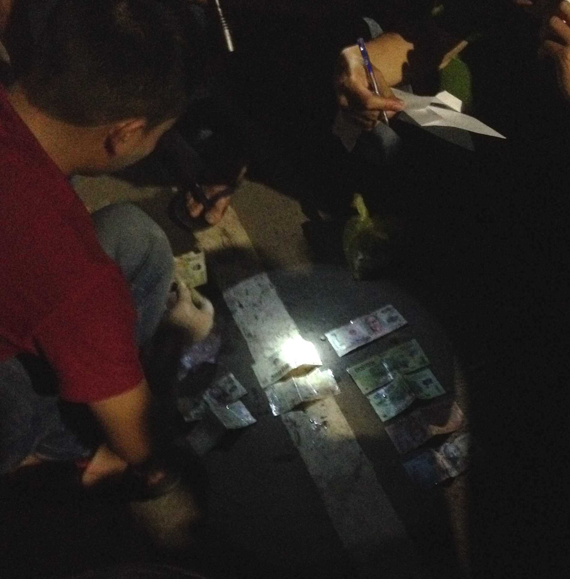 Kiểm tra trong người thi thể, cơ quan chức năng ph&aacute;t hiện c&oacute; 1 xấp v&eacute; số xổ ng&agrave;y 1-6